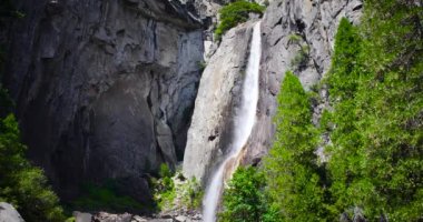 Yosemite Şelalesi güneşli bir günde.