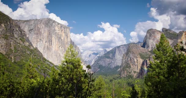 カリフォルニアの晴れた日のヨセミテ渓谷の景色 — ストック動画