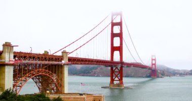 Sisli havada San Francisco 'daki Golden Gate Köprüsü.