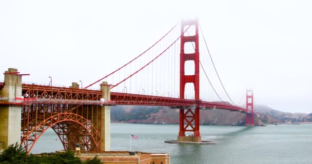 Γέφυρα Golden Gate Στο Σαν Φρανσίσκο Κατά Διάρκεια Ομιχλώδη Καιρό — Αρχείο Βίντεο