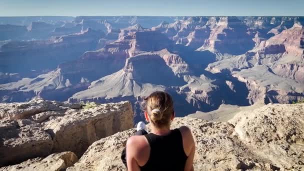 Dziewczyna Relaksuje Się Zachodzie Słońca Nad Wielkim Kanionem Usa Płynne — Wideo stockowe
