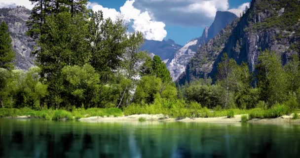 Ποταμός Μερσέντ Στο Εθνικό Πάρκο Γιοσέμιτι Όμορφη Θέα Των Βουνών — Αρχείο Βίντεο