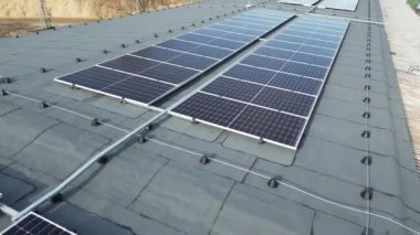 Photovoltaic tesisatı bir üretim salonunun çatısında. Sektör için ekolojik enerji kaynağı.