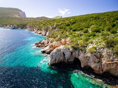 Capo Caccia - Sardunya, İtalya 'da manzaralı yürüyüş yolları, dalış noktaları ve arkeolojik alanları olan mağaraları olan Rocky pelerini.