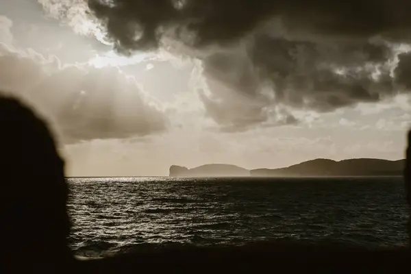 Sonnenlicht Dringt Durch Dunkle Dramatische Wolken Über Dem Meer Sardinien — Stockfoto