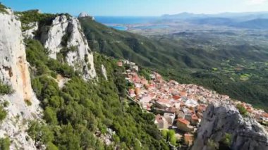 İtalya 'nın Baunei dağlarındaki resimli köy, Sardinya bölgesi, Nuoro ili, insansız hava aracı manzaralı.