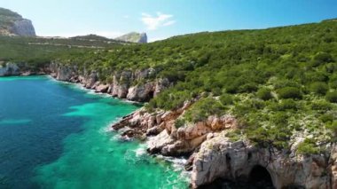 Capo Caccia - Sardunya, İtalya 'da manzaralı yürüyüş yolları, dalış noktaları ve arkeolojik alanları olan mağaraları olan Rocky pelerini.