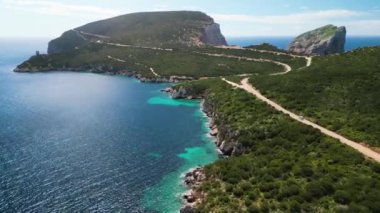 Capo Caccia - Sardunya, İtalya 'da manzaralı yürüyüş yolları, dalış noktaları ve arkeolojik alanları olan mağaraları olan Rocky pelerini.