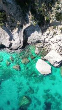 Cala Goloritz, Sardinya 'nın Ogliastra bölgesinde, Orosei Körfezi' nin güneyindeki Baunei kasabasında bulunan bir göktaşı plajı..