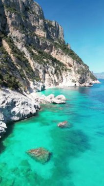 Cala Goloritz, Sardinya 'nın Ogliastra bölgesinde, Orosei Körfezi' nin güneyindeki Baunei kasabasında bulunan bir göktaşı plajı..