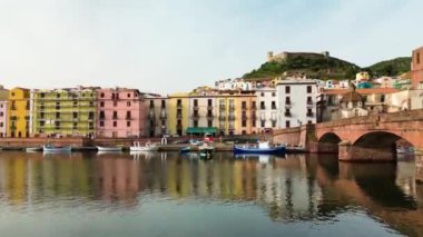 Sardunya 'nın tarihi Bosa kasabası.