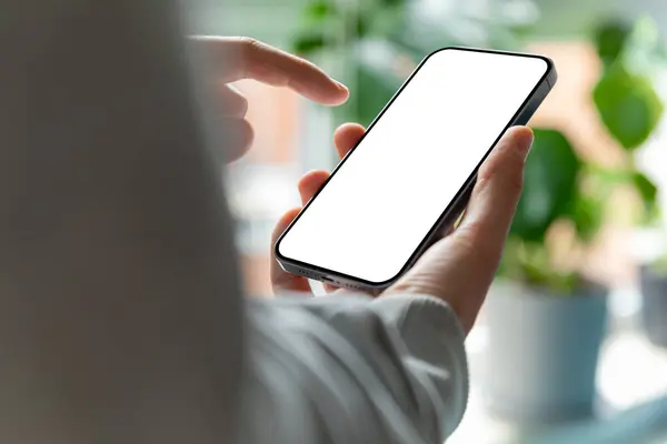 Ein Mann Benutzt Ein Smartphone Mit Einem Leeren Rahmenlosen Bildschirm — Stockfoto