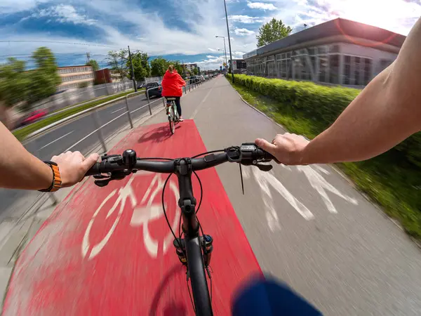 Par Bicicletas Montar Juntos Clima Soleado Una Zona Urbana Vista — Foto de Stock