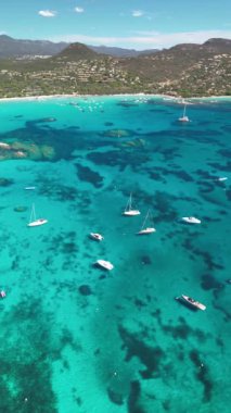 Korsika 'daki Turkuaz Koyu ve Santa Giulia Sahili' nin nefes kesici görüntüsü, İHA 'nın dikey formatında kaydettiği. Sosyal medya ve mobil uygulamalar için mükemmel içerik.