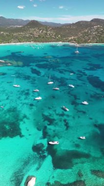 Korsika 'daki Turkuaz Koyu ve Santa Giulia Sahili' nin nefes kesici görüntüsü, İHA 'nın dikey formatında kaydettiği. Sosyal medya ve mobil uygulamalar için mükemmel içerik.