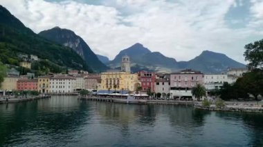 Riva del Garda 'nın dağlarla ve kristal berrak suyla çevrili Garda Gölü yakınlarındaki insansız hava aracı görüntüleri..