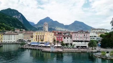 Riva del Garda 'nın dağlarla ve kristal berrak suyla çevrili Garda Gölü yakınlarındaki insansız hava aracı görüntüleri..