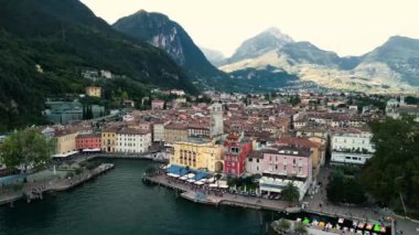 Riva del Garda 'nın dağlarla ve kristal berrak suyla çevrili Garda Gölü yakınlarındaki insansız hava aracı görüntüleri..