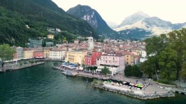 Riva del Garda 'nın dağlarla ve kristal berrak suyla çevrili Garda Gölü yakınlarındaki insansız hava aracı görüntüleri..