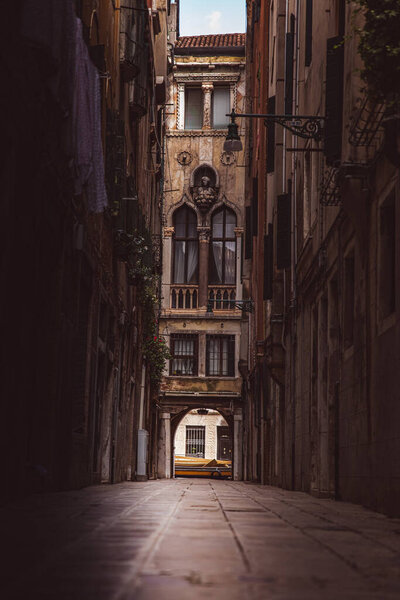 Женщина загорает на пляже, лежа на полотенце возле кристально чистой воды края. На заднем плане спокойное море и чистое небо. Идеальный снимок отдыха на солнечном пляже.