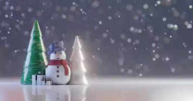 Kırmızı atkı ve mavi şapkalı bir kardan adamın Noel ağaçları ve hediyelerle çevrili olduğu bir kış sahnesi. Sağ tarafta metin için boş alan, tatil ve kış temalı projeler için mükemmel.