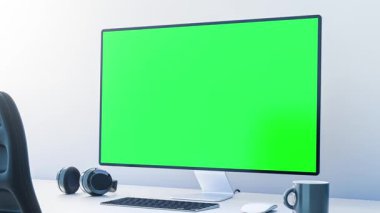 Yeşil ekran bilgisayar monitörü ve kulaklıkları olan modern çalışma alanı, pürüzsüz bir kamera hareketi