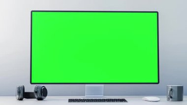 Yeşil ekran bilgisayar monitörü ve kulaklıklardan oluşan modern çalışma alanı düşük perspektiften yukarıya doğru düz bir kamera hareketi..
