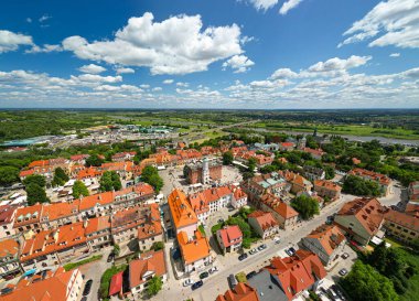 Polonya 'daki Sandomierz Eski Kasabası' nın hava panoramik manzarası. Renkli tarihi binalar, merkezi bir pazar meydanı ve güneşli bir yaz gününde etrafı yeşilliklerle çevrili kırmızı çatılar..