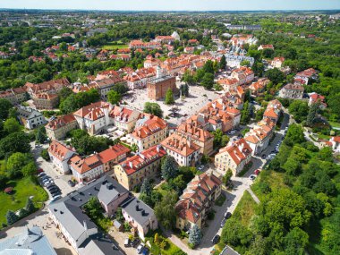 Polonya 'daki Sandomierz Eski Kasabası' nın hava panoramik manzarası. Renkli tarihi binalar, merkezi bir pazar meydanı ve güneşli bir yaz gününde etrafı yeşilliklerle çevrili kırmızı çatılar..