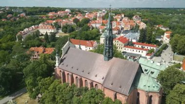 Polonya 'nın Sandomierz kentindeki Kutsal Bakire Meryem' in Doğumu Katedrali 'nin hava manzarası mavi bir gökyüzü altında yeşil ve tarihi kasaba binaları ile çevrilidir..