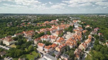 Polonya 'daki Sandomierz Eski Kasabası' nın hava panoramik manzarası. Renkli tarihi binalar, merkezi bir pazar meydanı ve güneşli bir yaz gününde etrafı yeşilliklerle çevrili kırmızı çatılar..