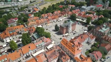 Polonya 'daki Sandomierz Eski Kasabası' nın hava panoramik manzarası. Renkli tarihi binalar, merkezi bir pazar meydanı ve güneşli bir yaz gününde etrafı yeşilliklerle çevrili kırmızı çatılar..