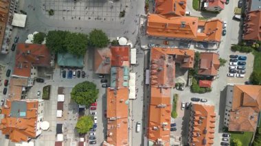 Polonya 'daki Sandomierz Eski Kasabası' nın havadan aşağı manzarası. Renkli tarihi binalar, merkezi bir pazar meydanı ve güneşli bir yaz gününde etrafı yeşilliklerle çevrili kırmızı çatılar..