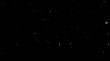 Kar, siyah arkaplanda orta yoğunlukta ve 360 eşkenar dörtgen döngülü videoda düşüyor. VR, kış, şenlik veya tatil projeleri için ideal kaplama.