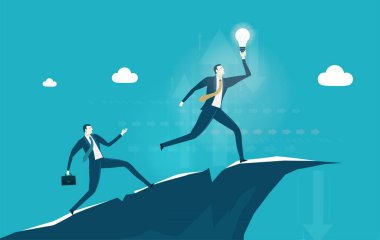 Dağın tepesinde koşan ve kupayı tutan iş adamları.