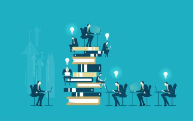 Büyük kitap yığınında çalışan başarılı iş adamları iş iletişimi simgeleriyle çevrili ve gelecek için umutla bakıyorlar.