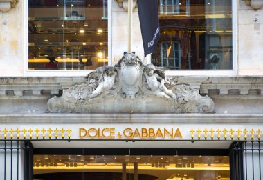 Londra, İngiltere - 13 Ağustos 2022: Dolce ve Gabbana tasarımcı dükkanı Mayfair 'deki Old Bond caddesinde. Old Bond sokağı, Londra 'da lüks markalar ve mücevherler tasarlayanlar için en iyi duraktır.