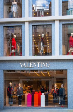 Londra, İngiltere - 13 Ağustos 2022: Valentino tasarımcı dükkanı Mayfair 'deki Old Bond caddesinde. Old Bond sokağı, Londra 'da lüks markalar ve mücevherler tasarlayanlar için en iyi duraktır.