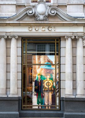 Londra, İngiltere - 13 Ağustos 2022: Mayfair 'deki Old Bond caddesinde Gucci tasarım dükkanı. Old Bond sokağı, Londra 'da lüks markalar ve mücevherler tasarlayanlar için en iyi duraktır.