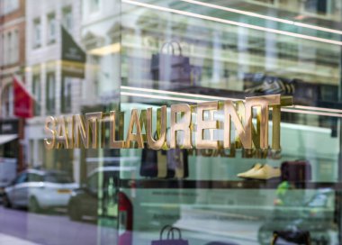 Londra, İngiltere - 13 Ağustos 2022 Saint Laurent tasarımcı dükkanı Mayfair 'deki Old Bond caddesinde. Old Bond sokağı, Londra 'da lüks markalar ve mücevherler tasarlayanlar için en iyi duraktır.