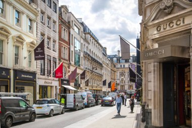 Londra, İngiltere - 13 Ağustos 2022: Mayfair 'de eski Bond Caddesi. Old Bond sokağı, Londra 'da lüks markalar ve mücevherler tasarlayanlar için en iyi duraktır.