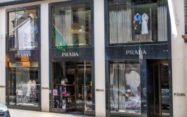 Londra, İngiltere - 13 Ağustos 2022: Mayfair 'deki Old Bond caddesinde Prada tasarım dükkanı. Old Bond sokağı, Londra 'da lüks markalar ve mücevherler tasarlayanlar için en iyi duraktır.