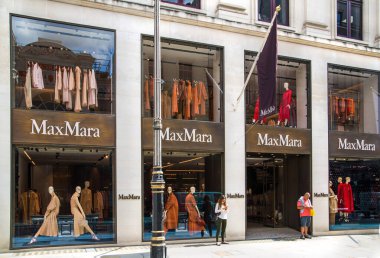 Londra, İngiltere - 13 Ağustos 2022: Max Mara, Mayfair 'deki Old Bond caddesinde tasarımcı dükkanı. Old Bond sokağı, Londra 'da lüks markalar ve mücevherler tasarlayanlar için en iyi duraktır.