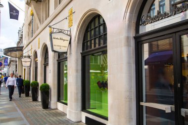 Londra, İngiltere - 13 Ağustos 2022: Mayfair 'de eski Bond Caddesi. Old Bond sokağı, Londra 'da lüks markalar ve mücevherler tasarlayanlar için en iyi duraktır.