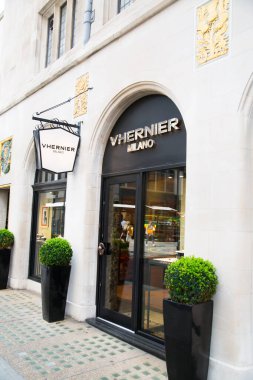 Londra, İngiltere - 13 Ağustos 2022: Ralph Lauren, Mayfair 'deki Old Bond caddesinde tasarımcı dükkanı. Old Bond sokağı, Londra 'da lüks markalar ve mücevherler tasarlayanlar için en iyi duraktır.