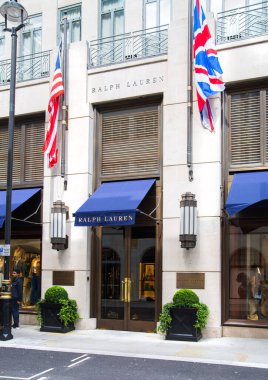 Londra, İngiltere - 13 Ağustos 2022: Ralph Lauren, Mayfair 'deki Old Bond caddesinde tasarımcı dükkanı. Old Bond sokağı, Londra 'da lüks markalar ve mücevherler tasarlayanlar için en iyi duraktır.