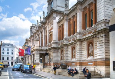 Londra, İngiltere - 13 Ağustos 2022: Ralph Lauren, Mayfair 'deki Old Bond caddesinde tasarımcı dükkanı. Old Bond sokağı, Londra 'da lüks markalar ve mücevherler tasarlayanlar için en iyi duraktır.