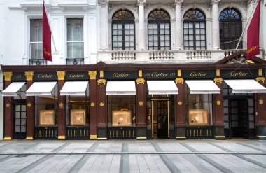Londra, İngiltere - 13 Ağustos 2022: Mayfair 'deki Old Bond caddesinde Cartier tasarım dükkanı. Old Bond sokağı, Londra 'da lüks markalar ve mücevherler tasarlayanlar için en iyi duraktır.