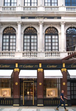 Londra, İngiltere - 13 Ağustos 2022: Mayfair 'deki Old Bond caddesinde Cartier tasarım dükkanı. Old Bond sokağı, Londra 'da lüks markalar ve mücevherler tasarlayanlar için en iyi duraktır.