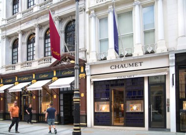 Londra, İngiltere - 13 Ağustos 2022: Mayfair 'deki Old Bond caddesinde Cartier tasarım dükkanı. Old Bond sokağı, Londra 'da lüks markalar ve mücevherler tasarlayanlar için en iyi duraktır.